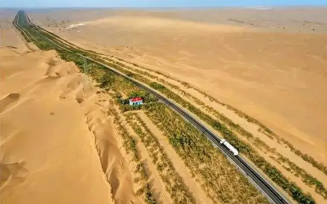 新疆塔里木沙漠公路新建86座光伏发电站全部投用