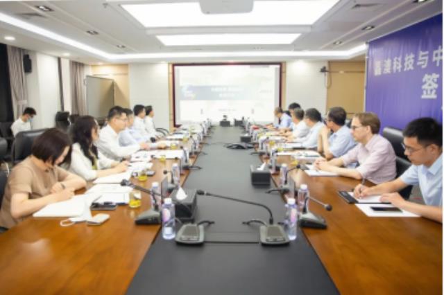晶澳科技与中国信保签署全面战略合作协议