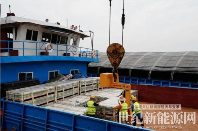 荆州港顺利完成首批光伏玻璃成品装载发运