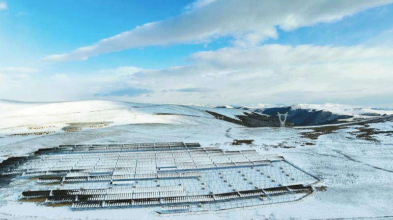 在全球最大、海拔最高的水光互补电站 上千名建设者战低温斗冰雪