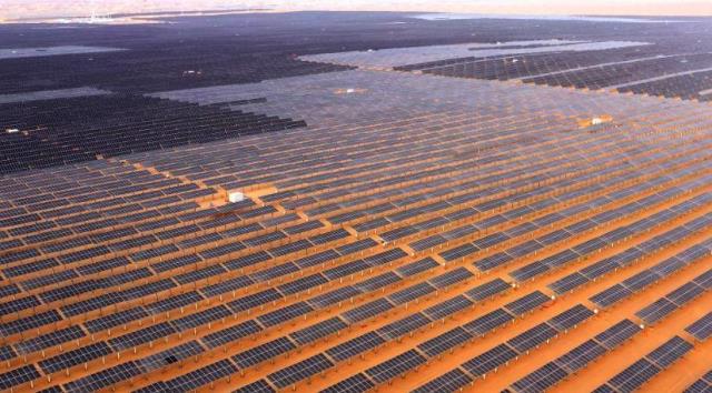 宁夏首个腾格里沙漠新能源基地项目并网发电