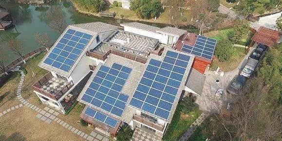 比亚迪董事长王传福央视开讲：在中国1%的沙漠上铺满太阳能电池板，足够13亿人使用！