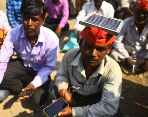 印近4万农民"长征"抗议 有人顶"神器"为手机充电！